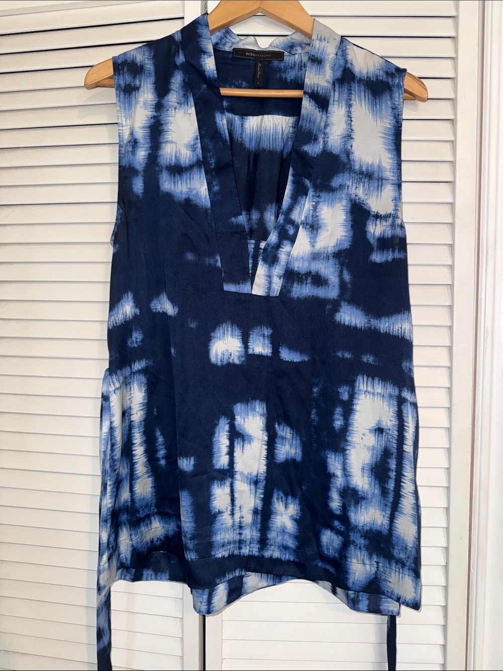 BCBGMaxAzria Blue & White Tie-Dye V-Neck Blouse with Ties - L